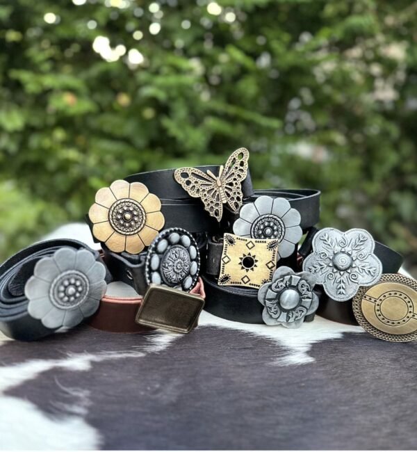 Cintos de cuero con hebillas decoradas